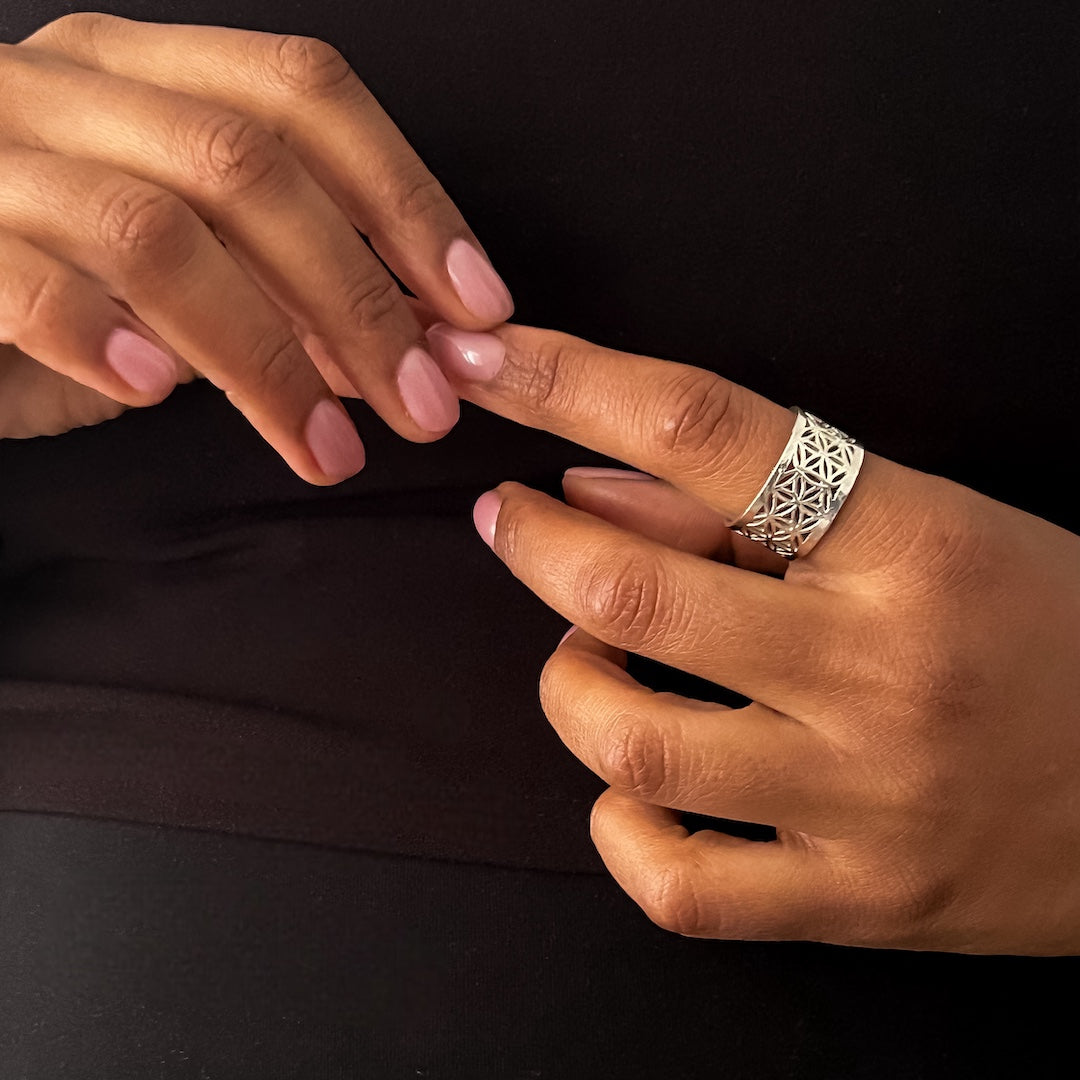 FLOWER OF LIFE BAND RING