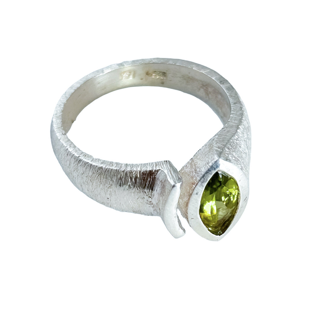 PERIDOT TOP RING