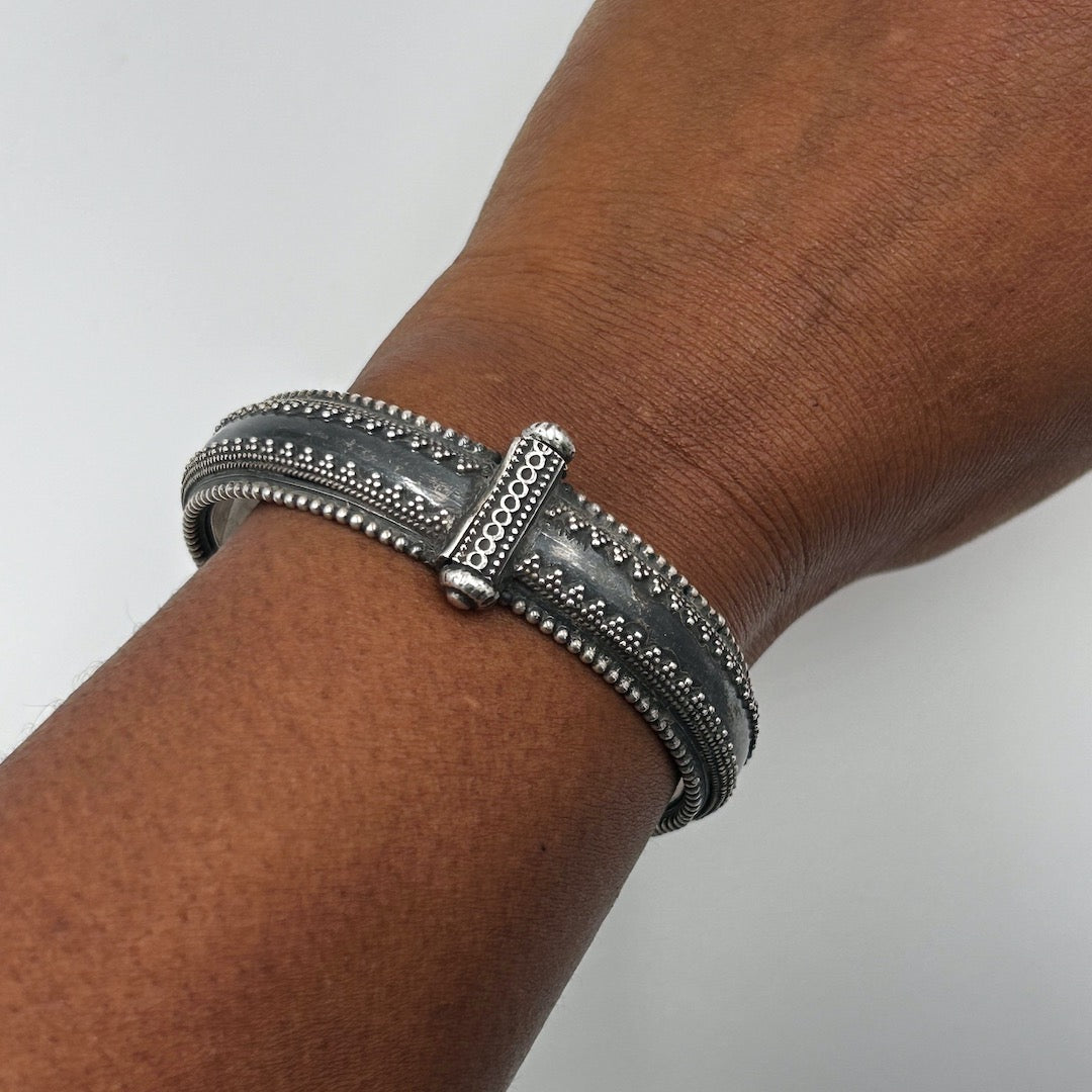 BLACK DOTS BANGLE