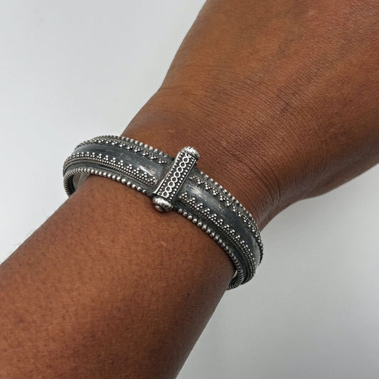 BLACK DOTS BANGLE