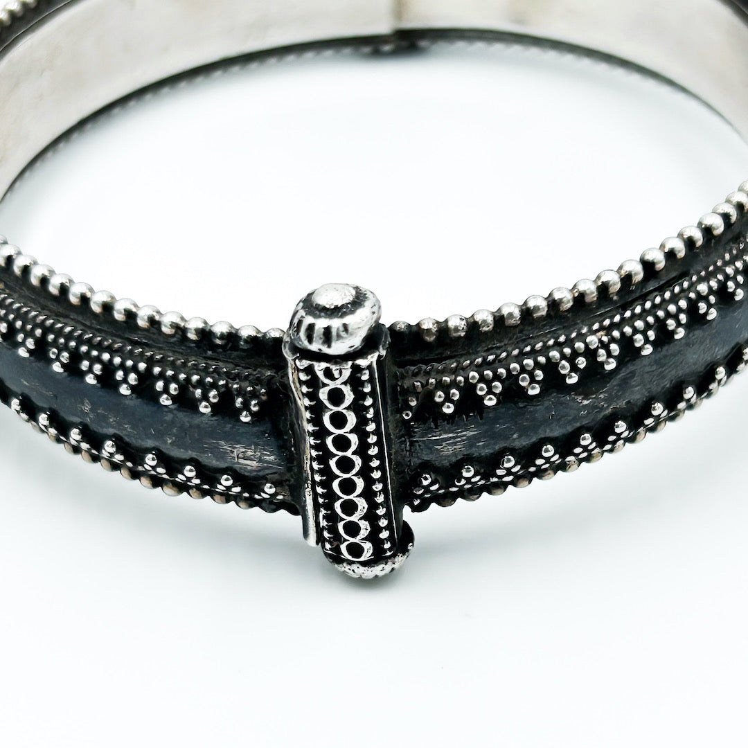 BLACK DOTS BANGLE