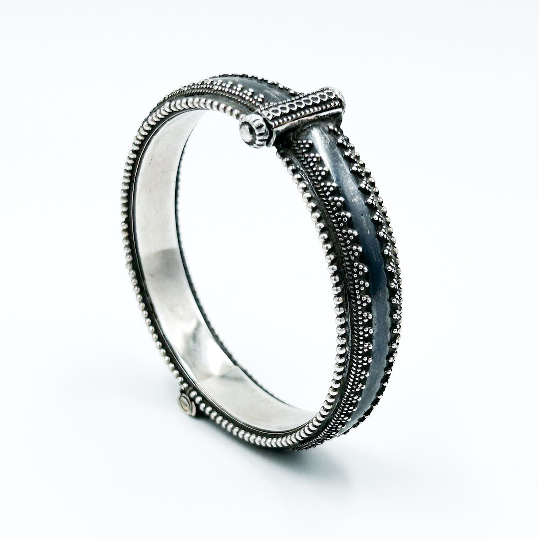 BLACK DOTS BANGLE