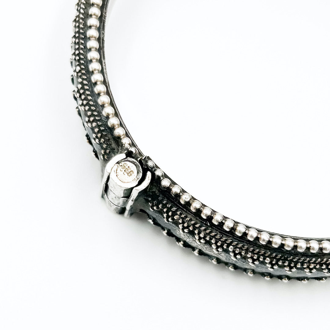 BLACK DOTS BANGLE
