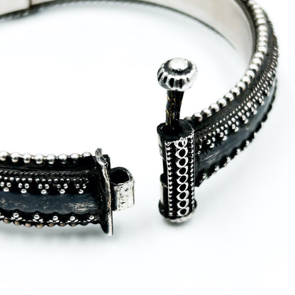 BLACK DOTS BANGLE