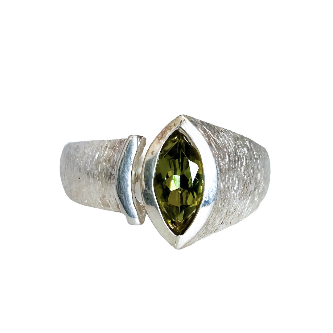 PERIDOT TOP RING